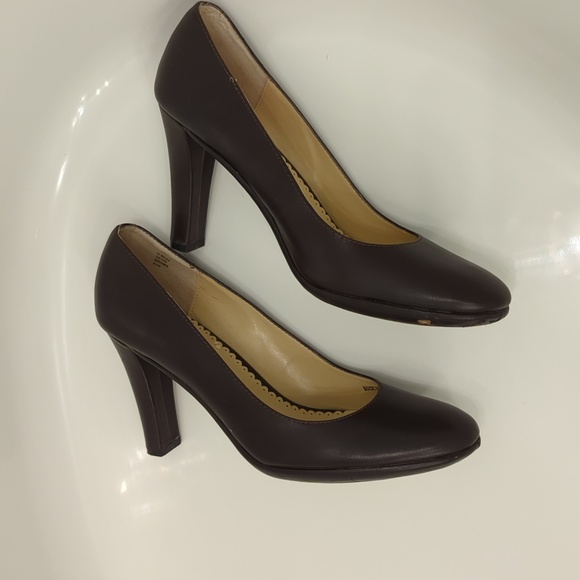 O by Oscar De La Renta Pumps on Chocolate Brown - Picture 11 of 11